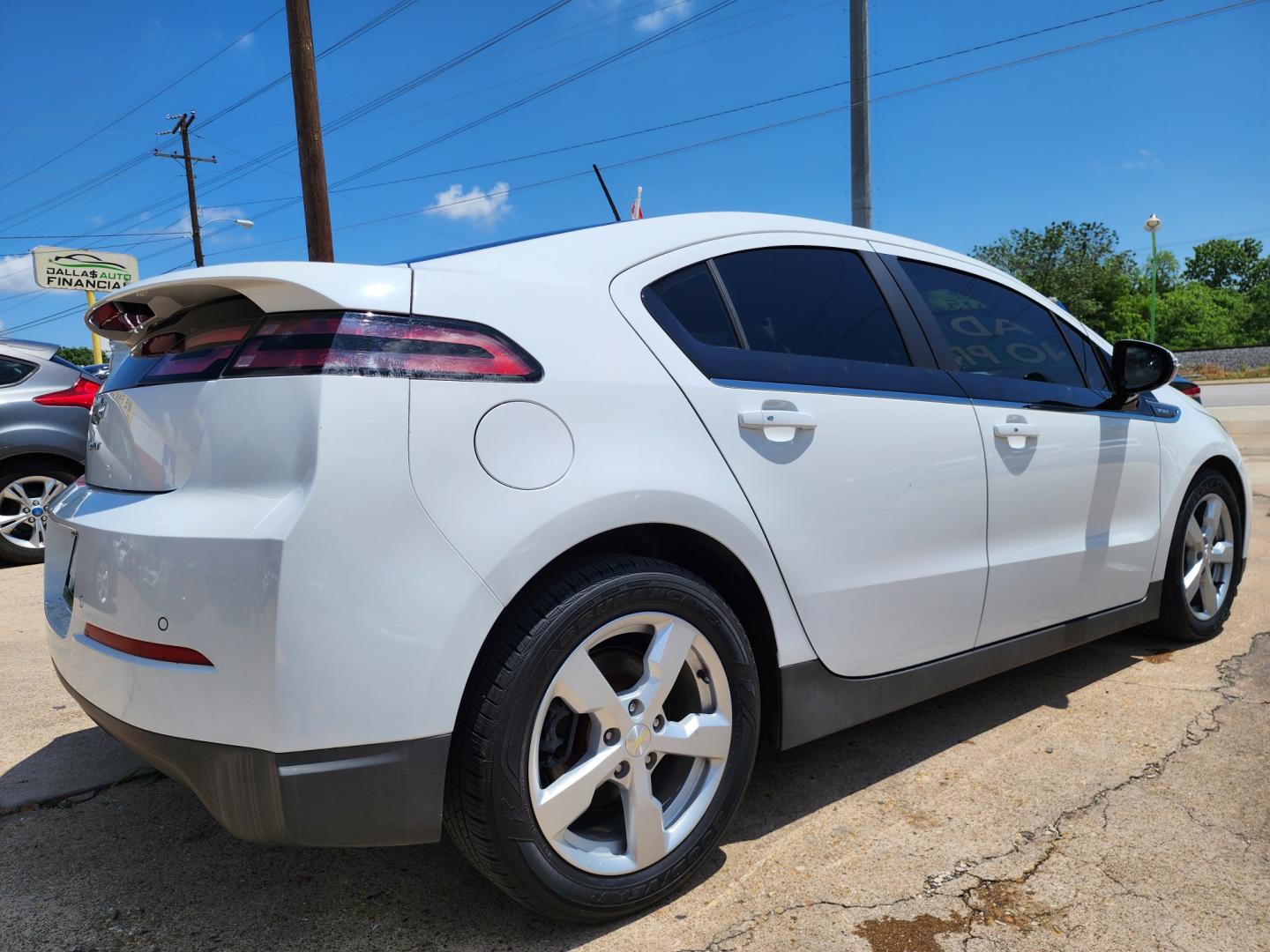 2015 WHITE Chevrolet Volt (1G1RA6E45FU) with an ELECTRIC engine, Continuously Variable Transmission transmission, located at 2660 S.Garland Avenue, Garland, TX, 75041, (469) 298-3118, 32.885551, -96.655602 - Welcome to DallasAutos4Less, one of the Premier BUY HERE PAY HERE Dealers in the North Dallas Area. We specialize in financing to people with NO CREDIT or BAD CREDIT. We need proof of income, proof of residence, and a ID. Come buy your new car from us today!! This is a very well cared for 2015 Ch - Photo#3